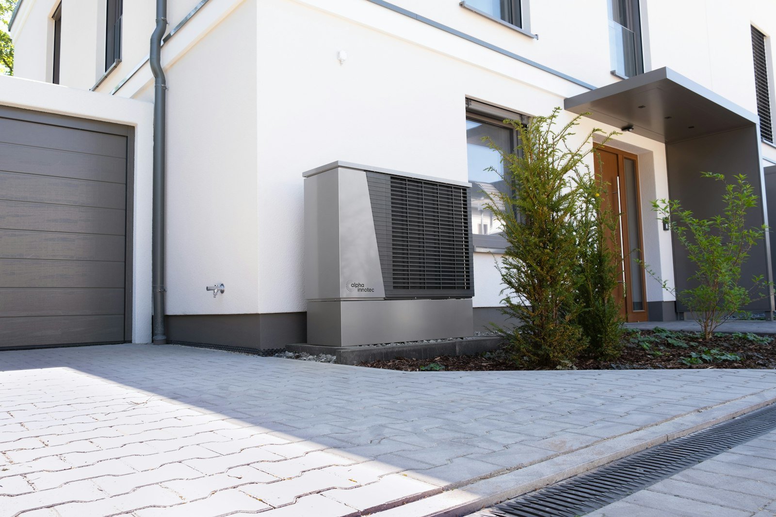 Modernes Einfamilienhaus mit Wärmepumpe