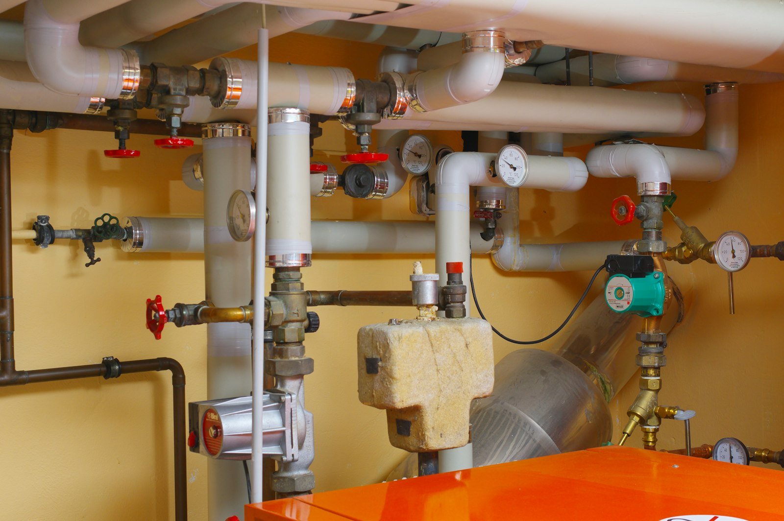 Monteur bespricht die Installation im Heizungsraum
