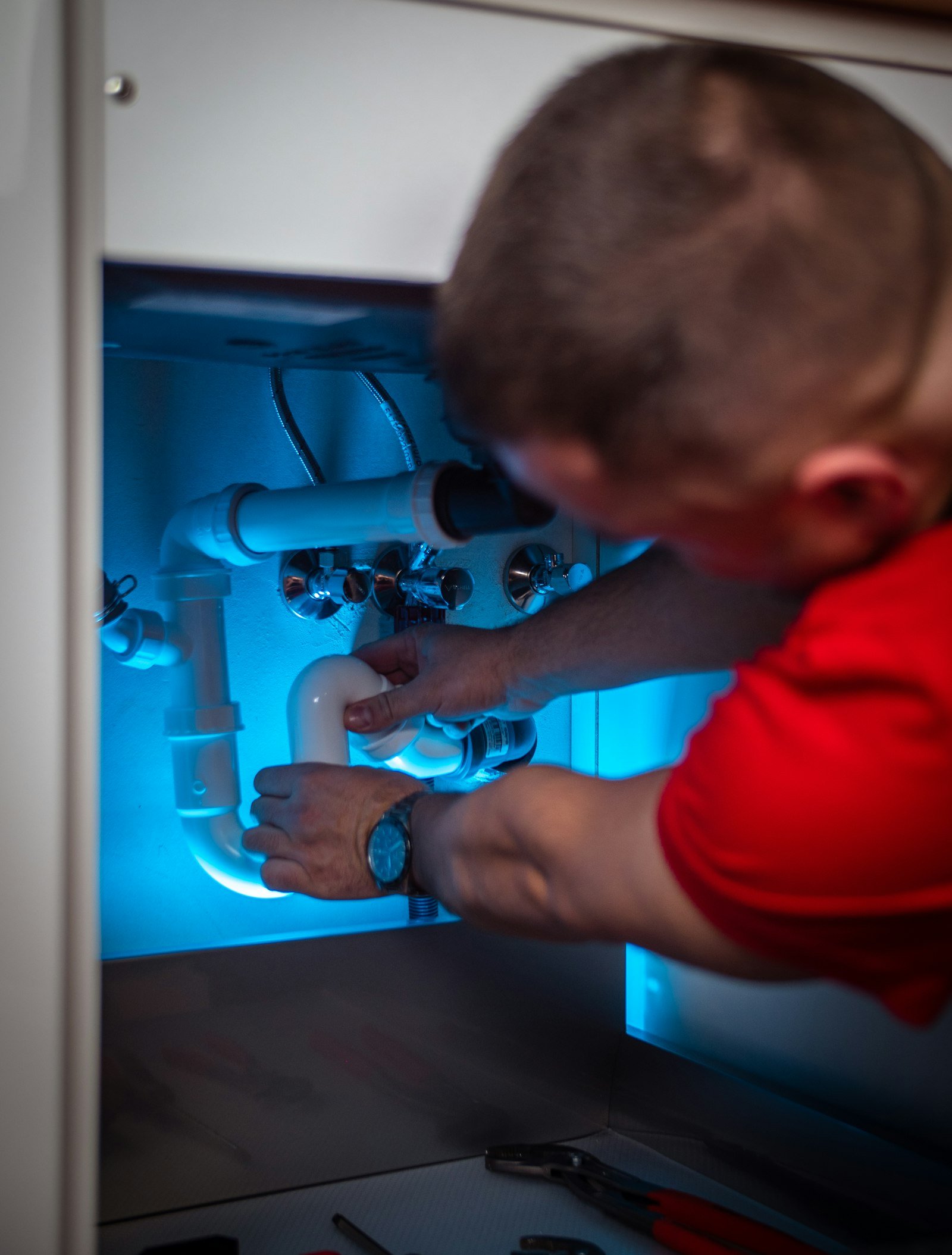 Servicetechniker an einer Wärmepumpe