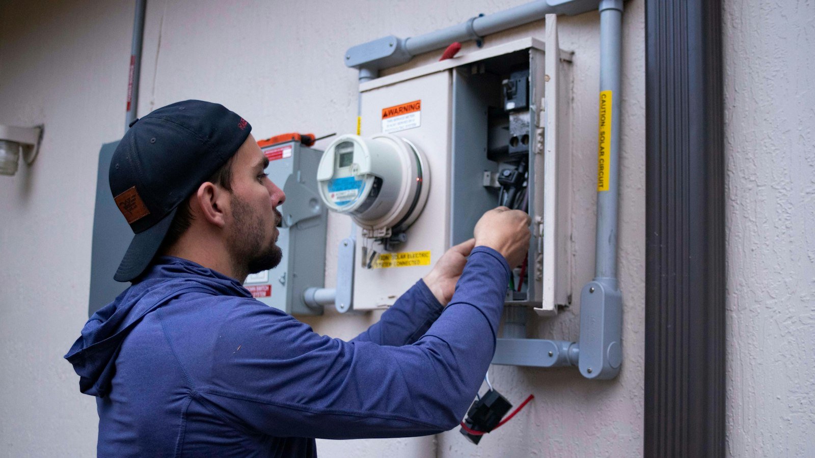 Techniker prüft eine Wärmepumpe
